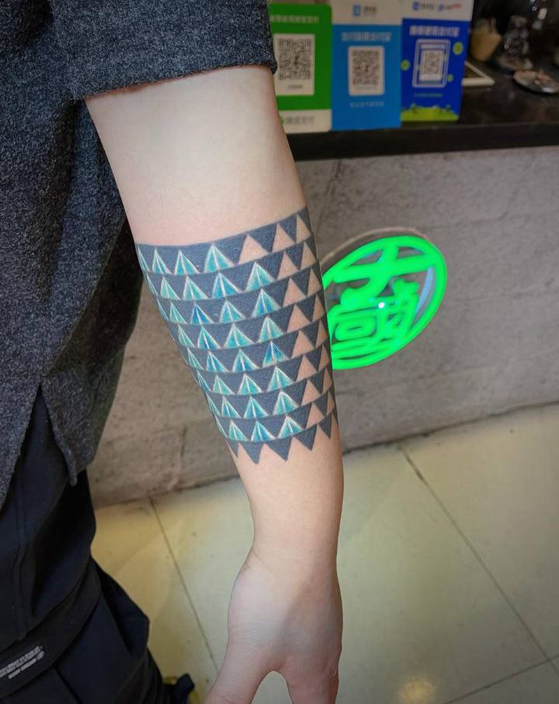 鳞片纹身图片_手臂几何纹身图案