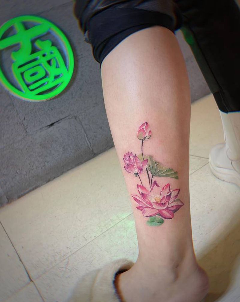 莲花纹身图片_腿部水彩水墨纹身图案