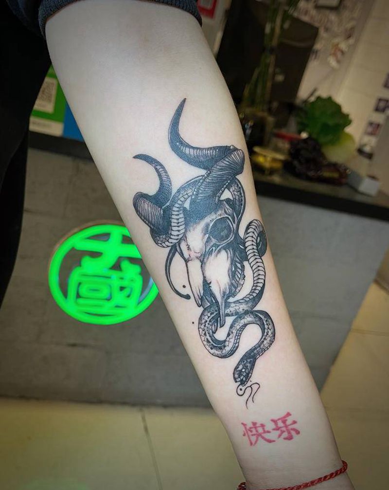 小图纹身图片_手部欧美写实纹身图案