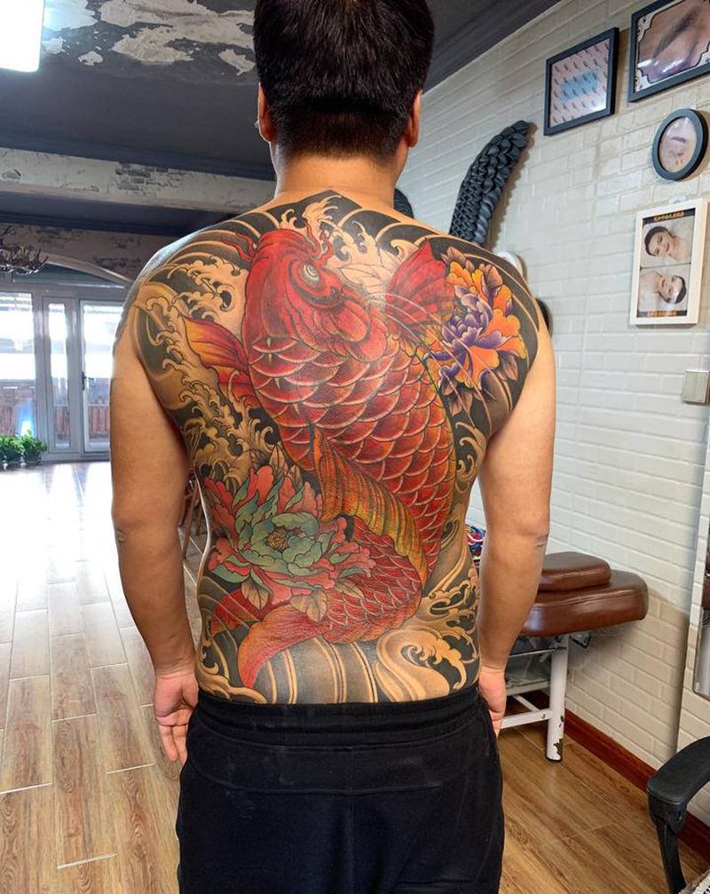 鲤鱼纹身图片_背部新传统鲤鱼纹身图案
