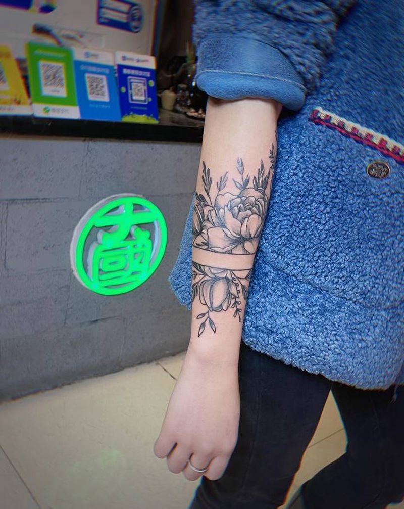 花纹身图片_手臂点刺纹身图案