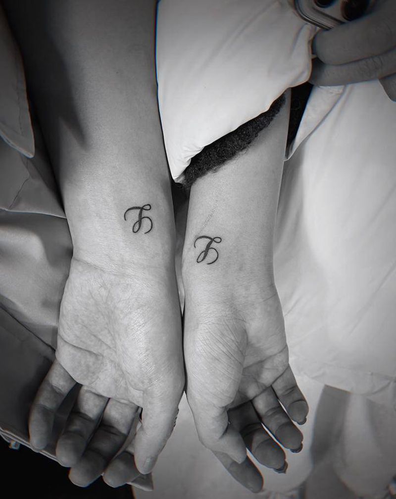 字母纹身图片_手部花体字纹身图案