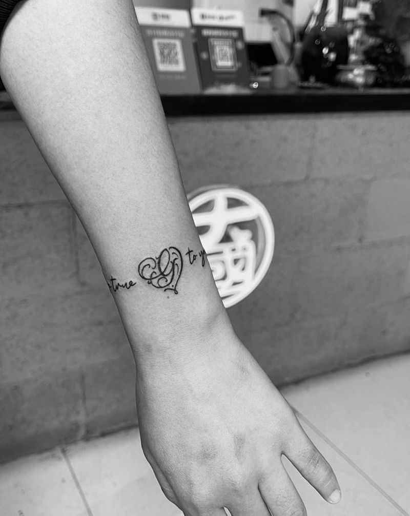 覆盖疤痕纹身图片_手部花体字纹身图案