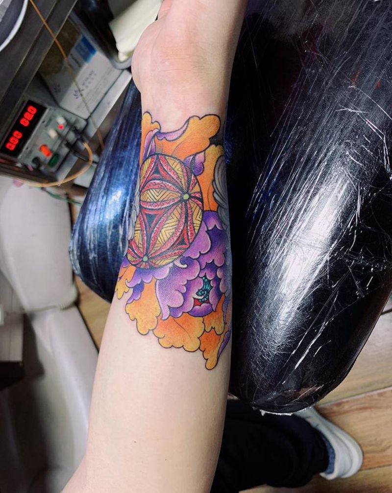 牡丹遮盖字母纹身图片_手部新传统纹身图案