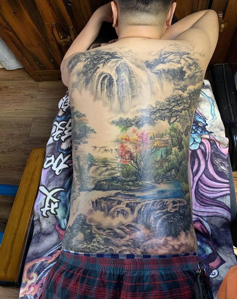 山水画继续中纹身图片_背部新传统水彩纹身图案
