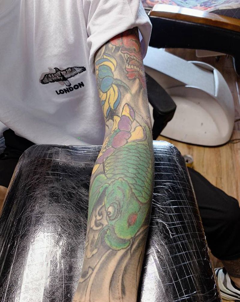 鲤鱼修改纹身图片_手臂新传统鲤鱼花臂纹身图案