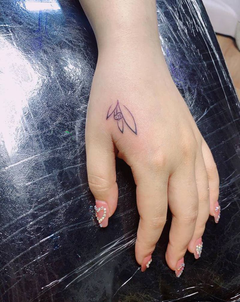 手上小荷花纹身图片_手部点刺纹身图案