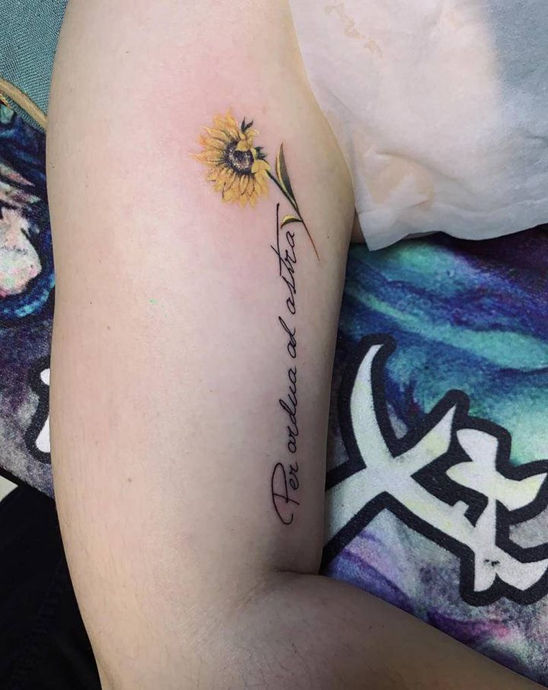 向日葵字母纹身图片_手臂点刺花体字纹身图案