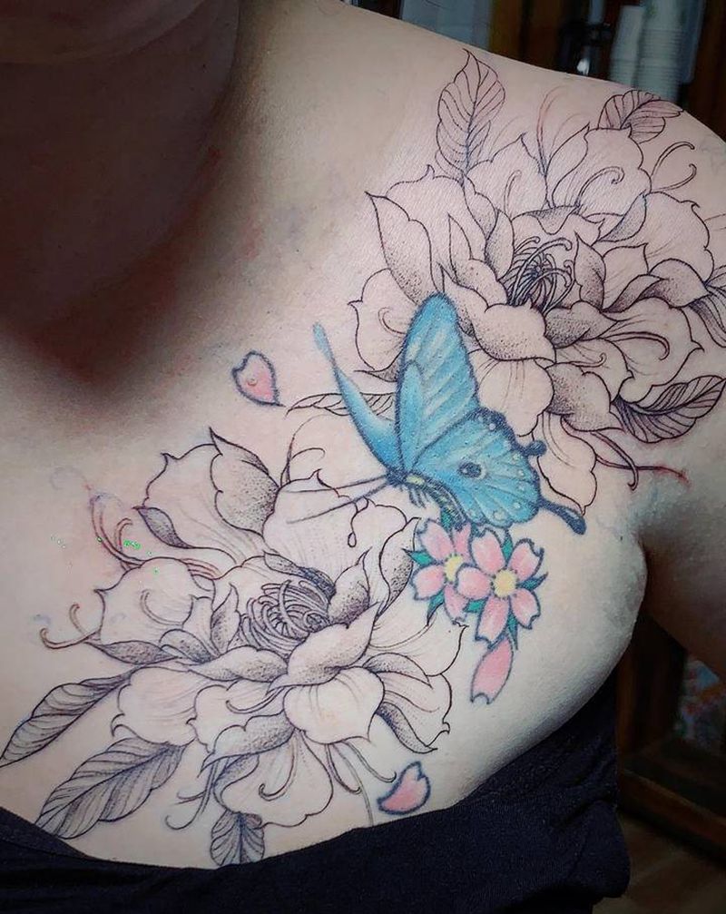 素花蝴蝶纹身图片_胸部点刺纹身图案