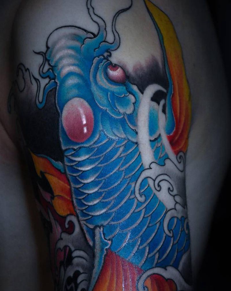 彩色锦鲤纹身图片_手臂新传统纹身图案
