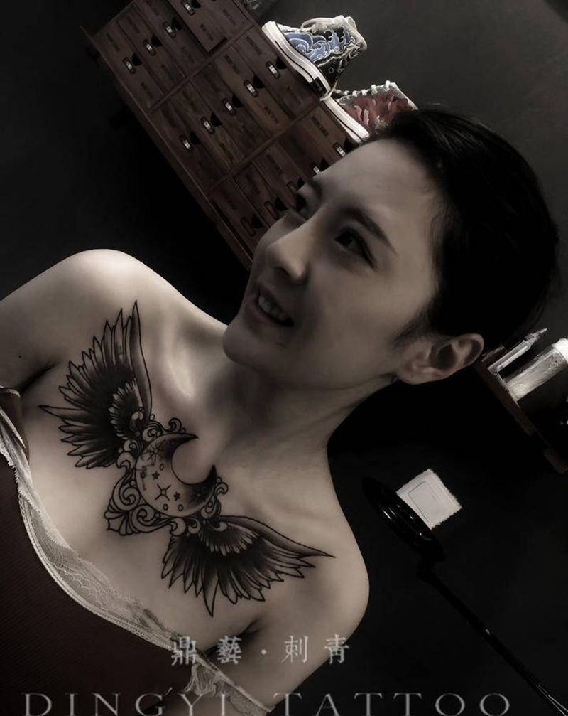 花胸纹身图片_胸部纹身图案