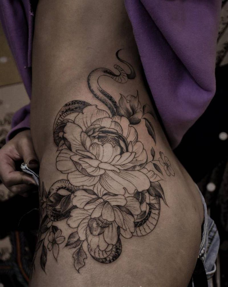 蛇盘牡丹纹身图片_腿部点刺纹身图案
