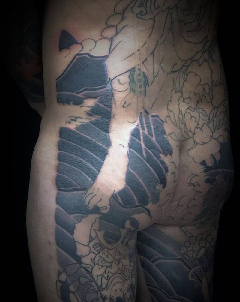 满背局部。纹身图片_臀部腿部老传统纹身图案