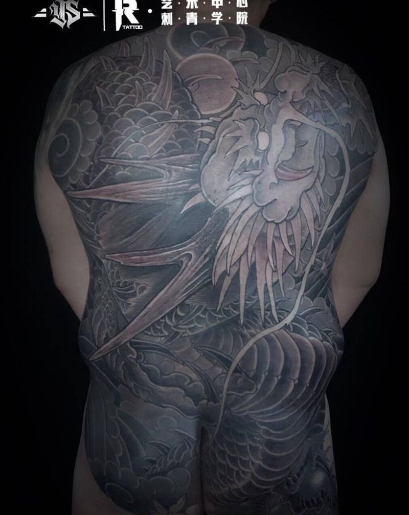 满背龙。纹身图片_背部老传统新传统纹身图案