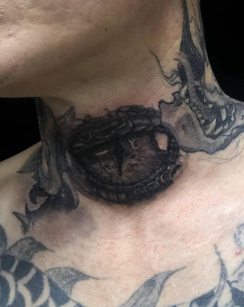 龙眼纹身图片_颈部新传统欧美写实纹身图案