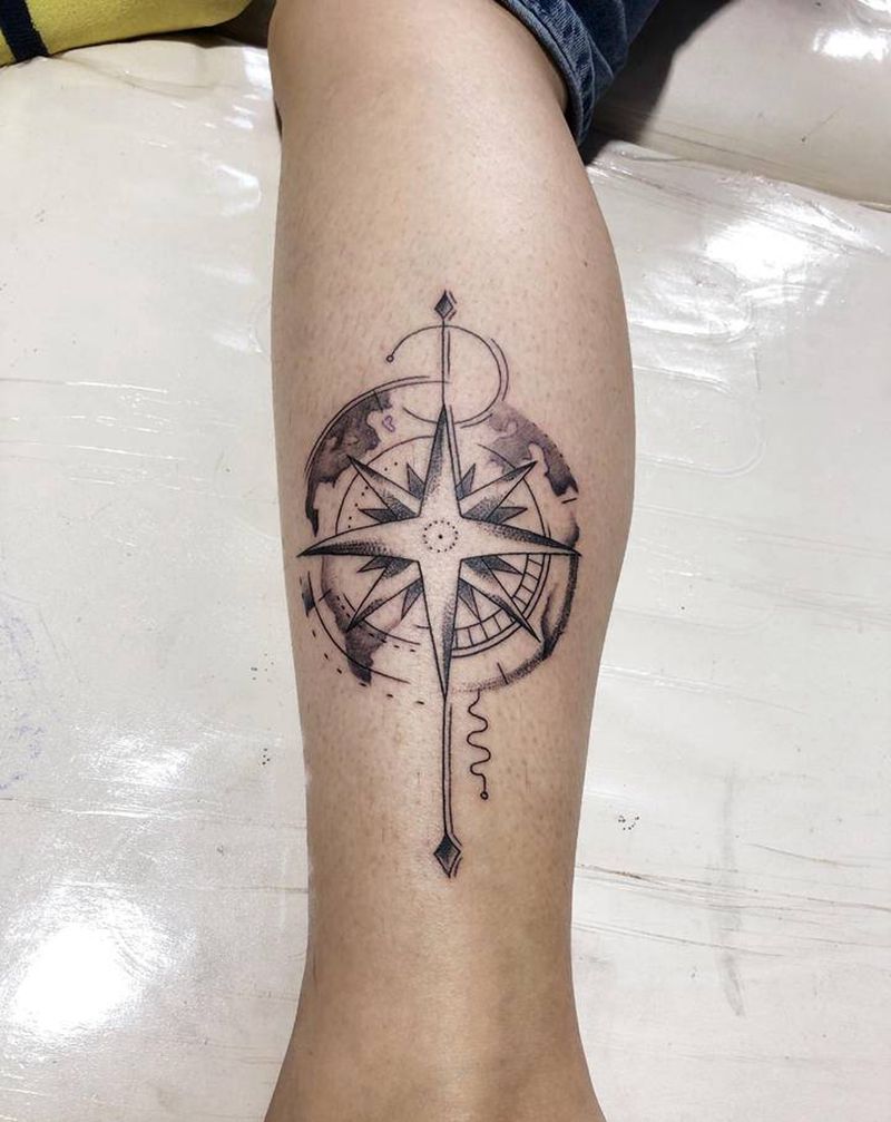 指北针纹身图片_腿部纹身图案