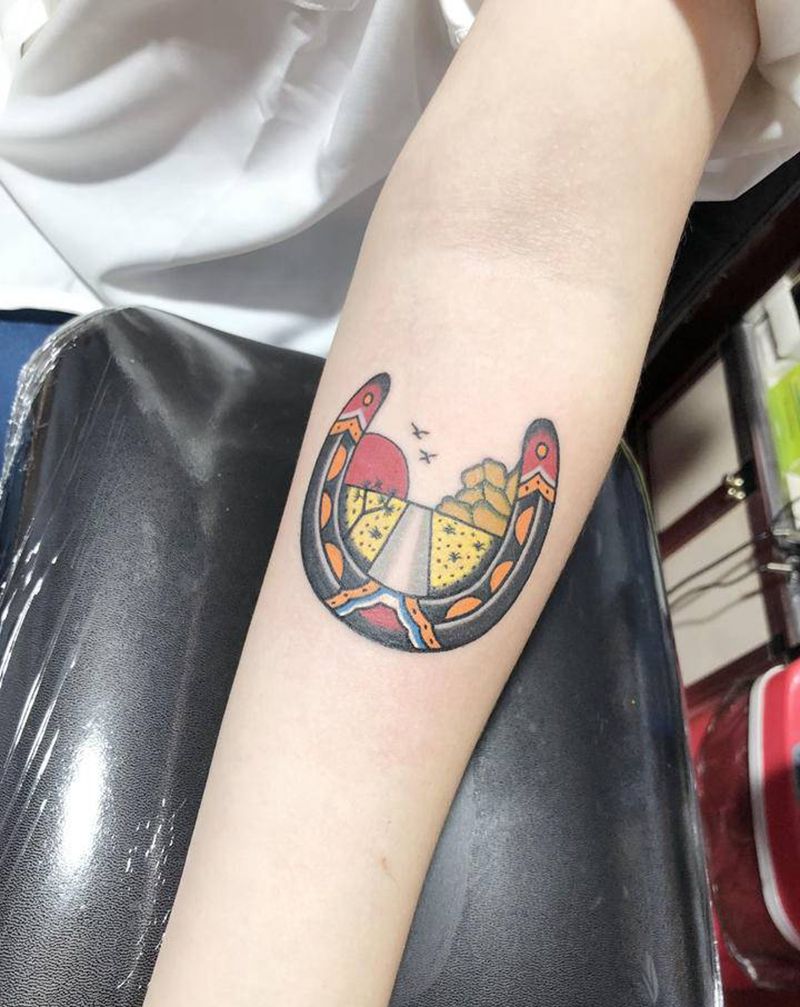 马蹄铁纹身图片_手臂纹身图案