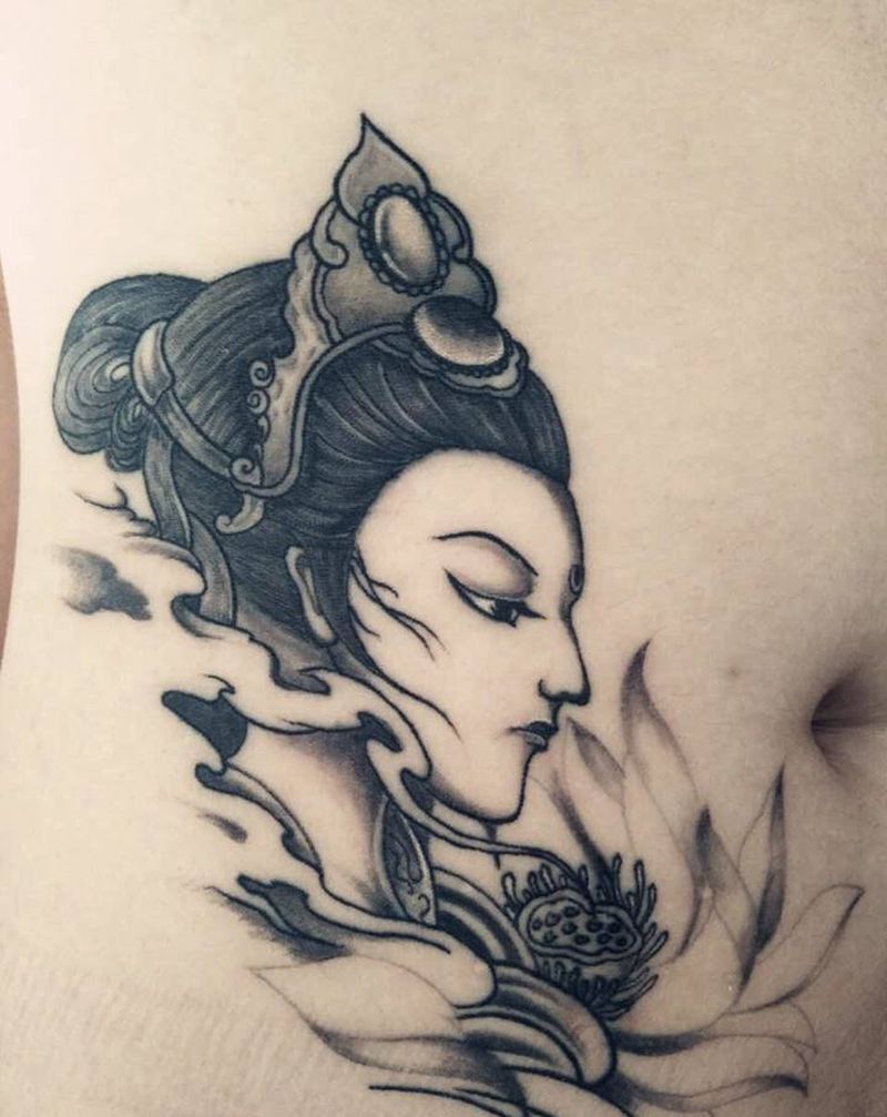 艺姬纹身图片_腹部新传统纹身图案