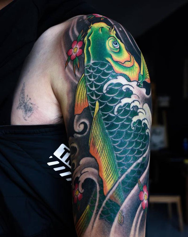 锦鲤遮盖纹身图片_手臂新传统遮盖纹身图案