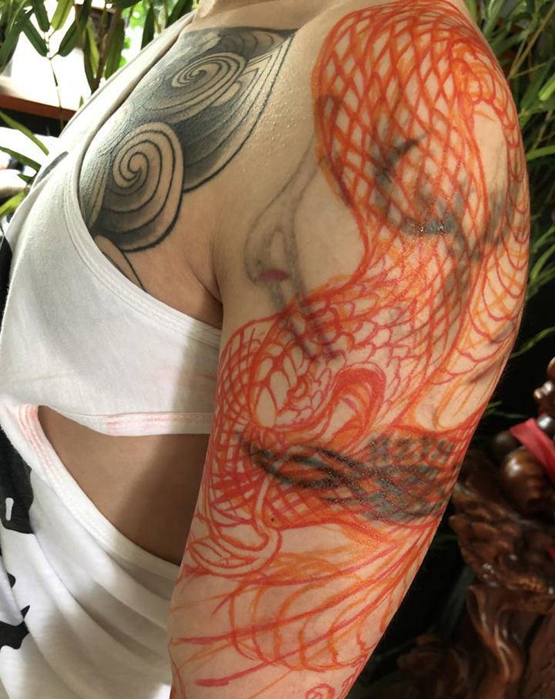 花臂遮盖纹身图片_手臂新传统花臂蛇菊花纹身图案