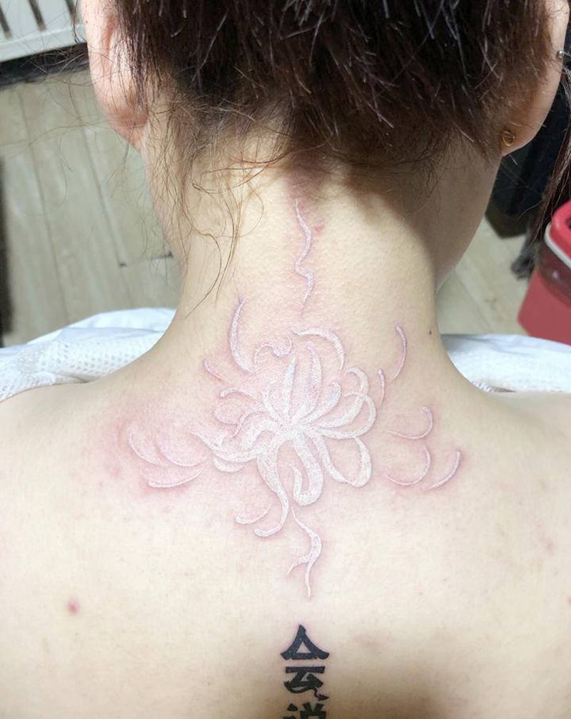 白色,黑色。纹身图片_背部纹身图案