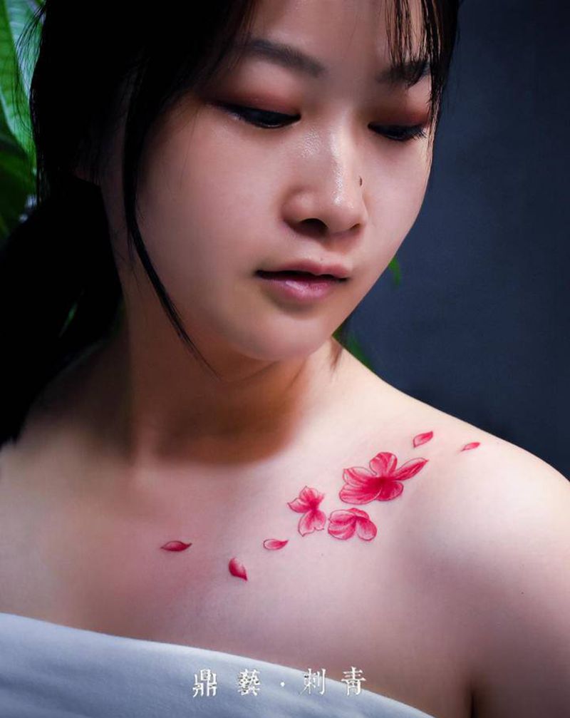 樱花纹身图片_肩部胸部水彩小清新樱花锁骨纹身图案