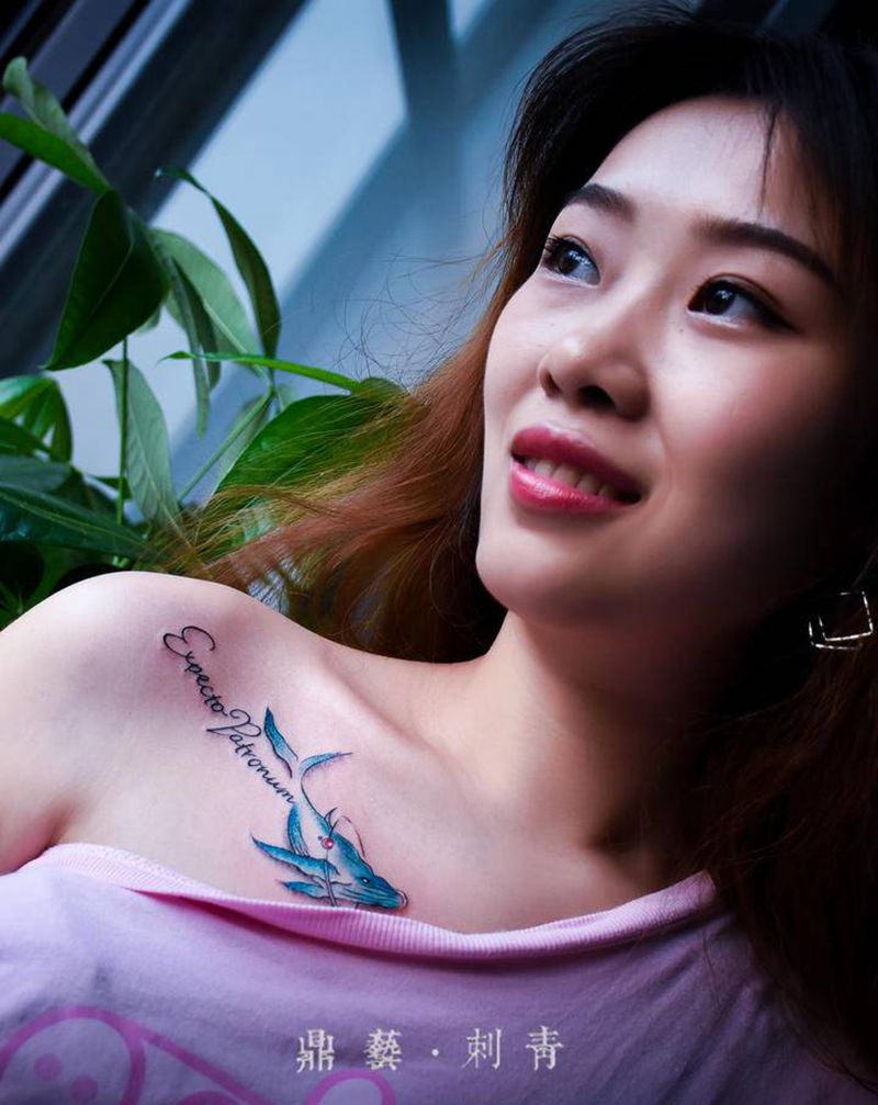 鲸鱼纹身图片_肩部胸部水彩鲸鱼锁骨小清新纹身图案