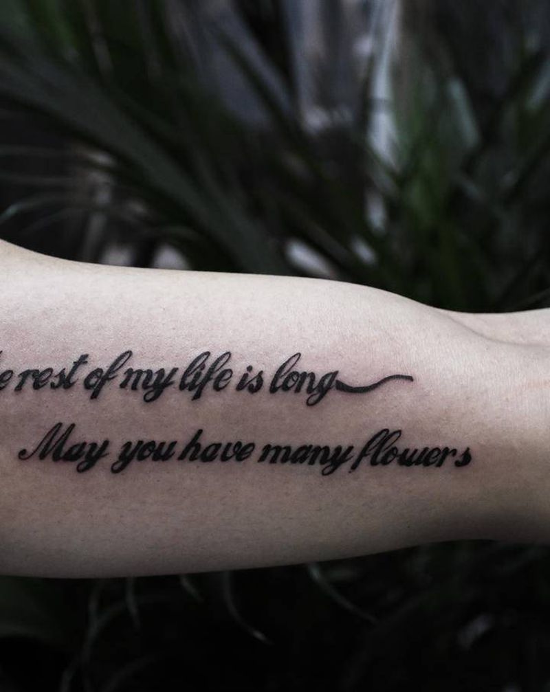 大臂字母纹身图片_手臂花体字纹身图案