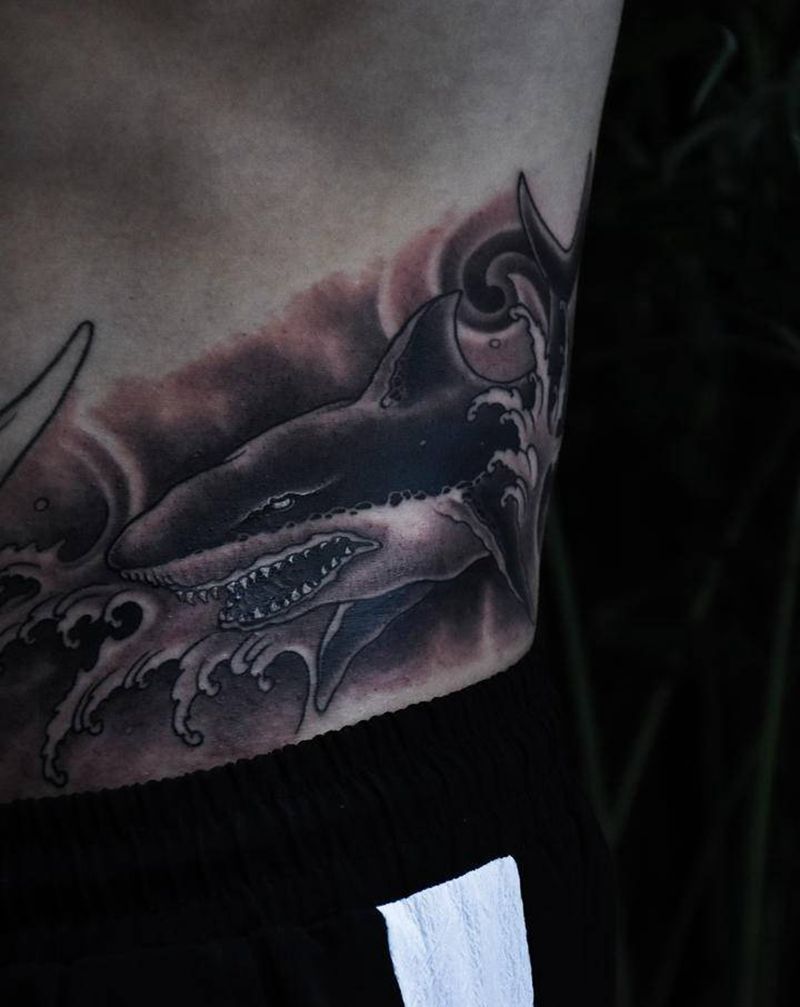 鲨鱼纹身图片_腹部新传统鲨鱼腰部纹身图案