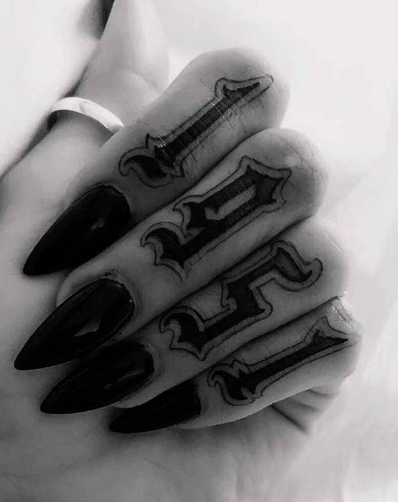 数字纹身图片_手部花体字纹身图案