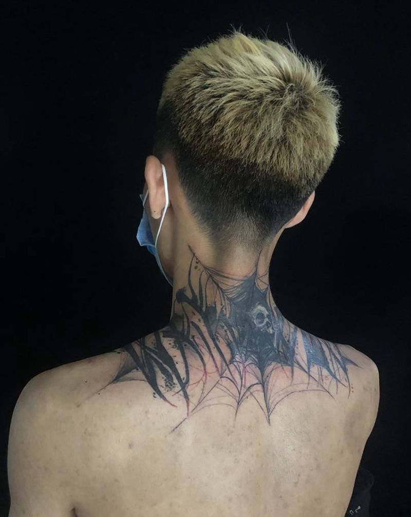 暗黑花体字遮盖作品纹身图片_颈部花体字纹身图案