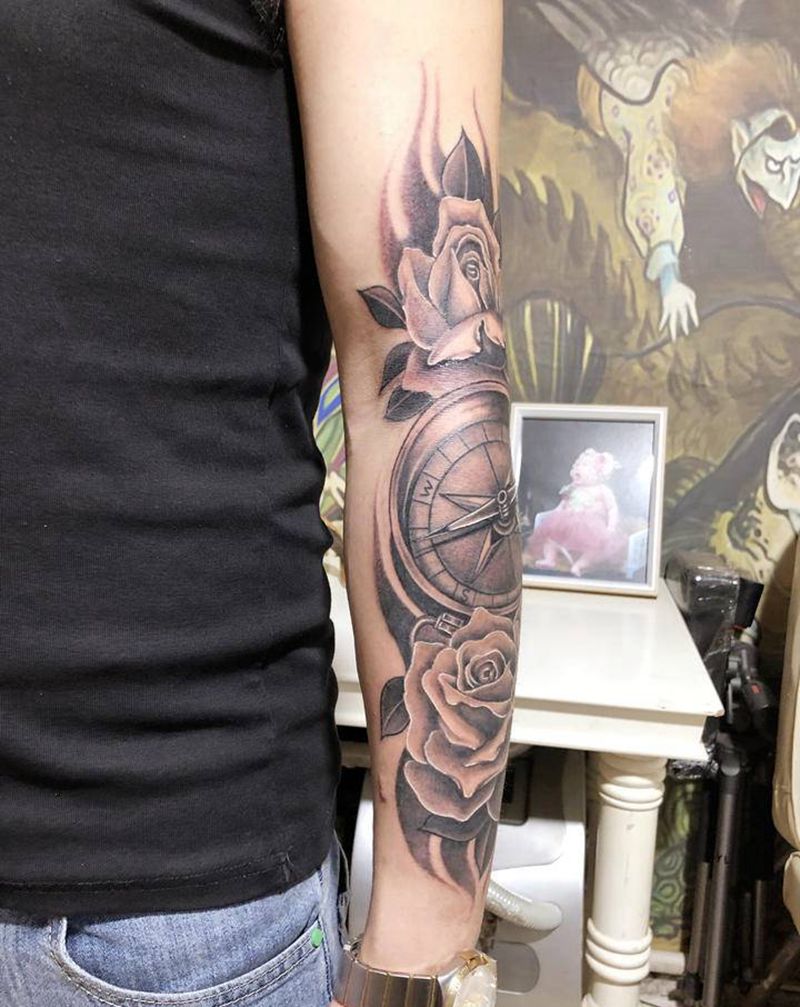 指南针,玫瑰。纹身图片_手臂纹身图案