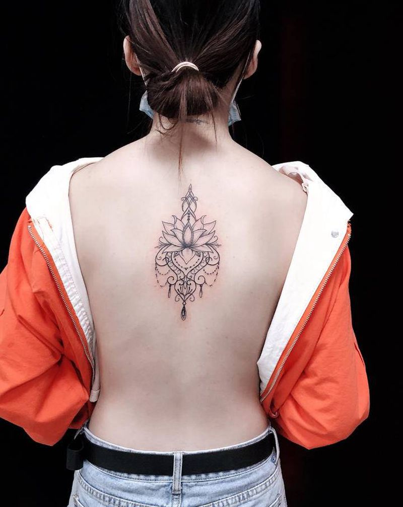 后背素花纹身图片_背部几何纹身图案