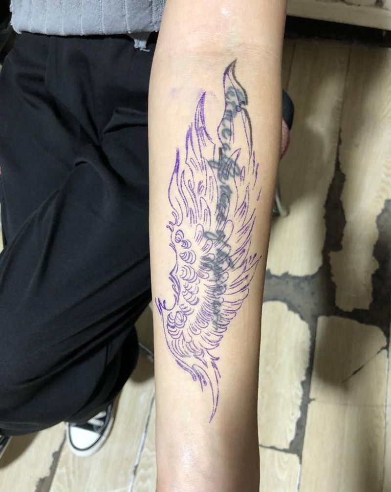 翅膀遮盖字母纹身图片_手臂纹身图案