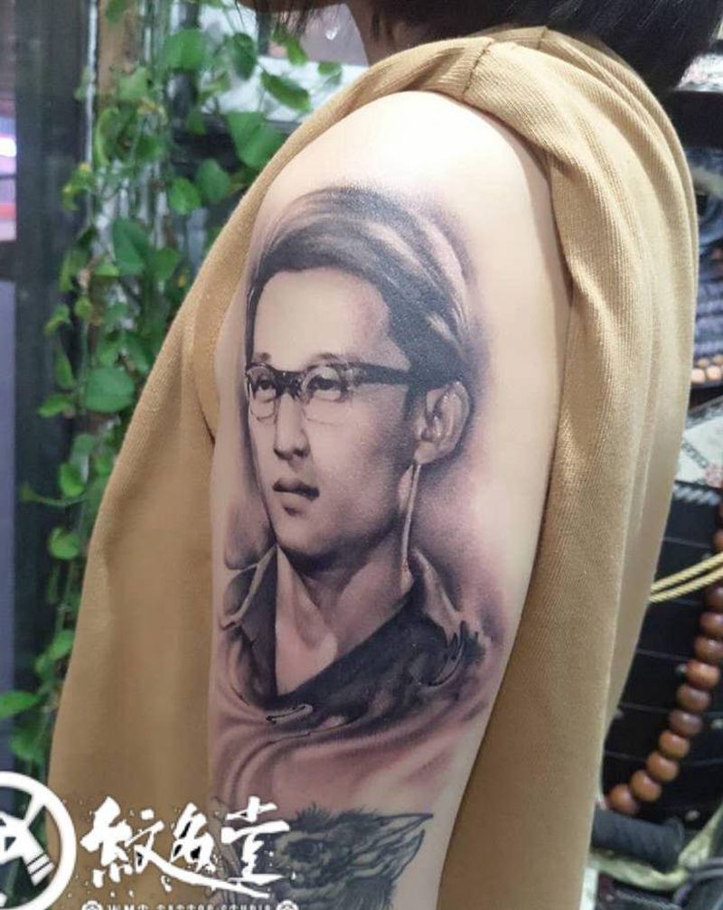 纪念逝去的父亲纹身图片_手臂欧美写实人像纹身图案