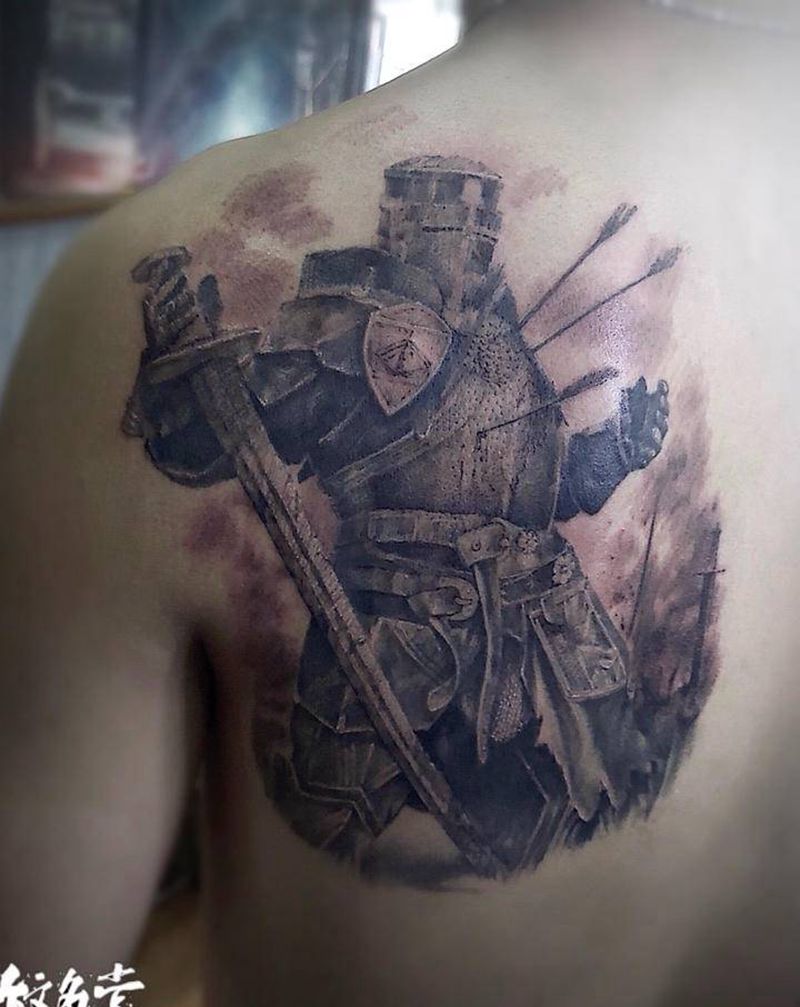 十字军纹身图片_肩部欧美写实骑士纹身图案