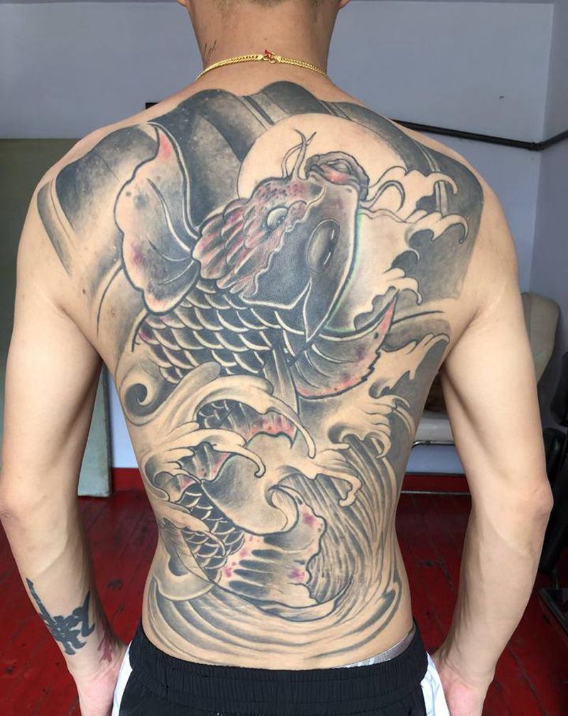 鲤鱼修改纹身图片_背部纹身图案