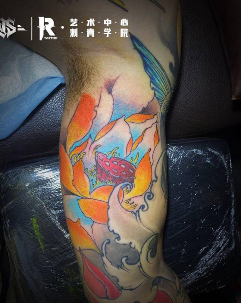 荷花纹身图片_手臂老传统纹身图案