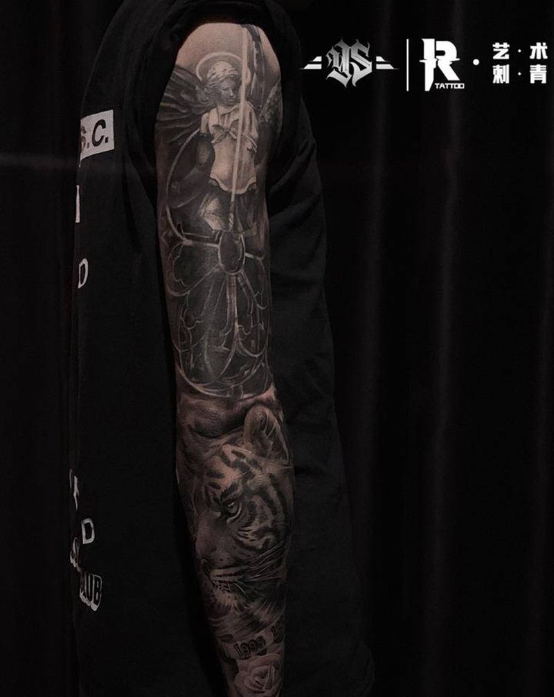 欧美写实花臂遮盖纹身图片_手臂欧美写实纹身图案