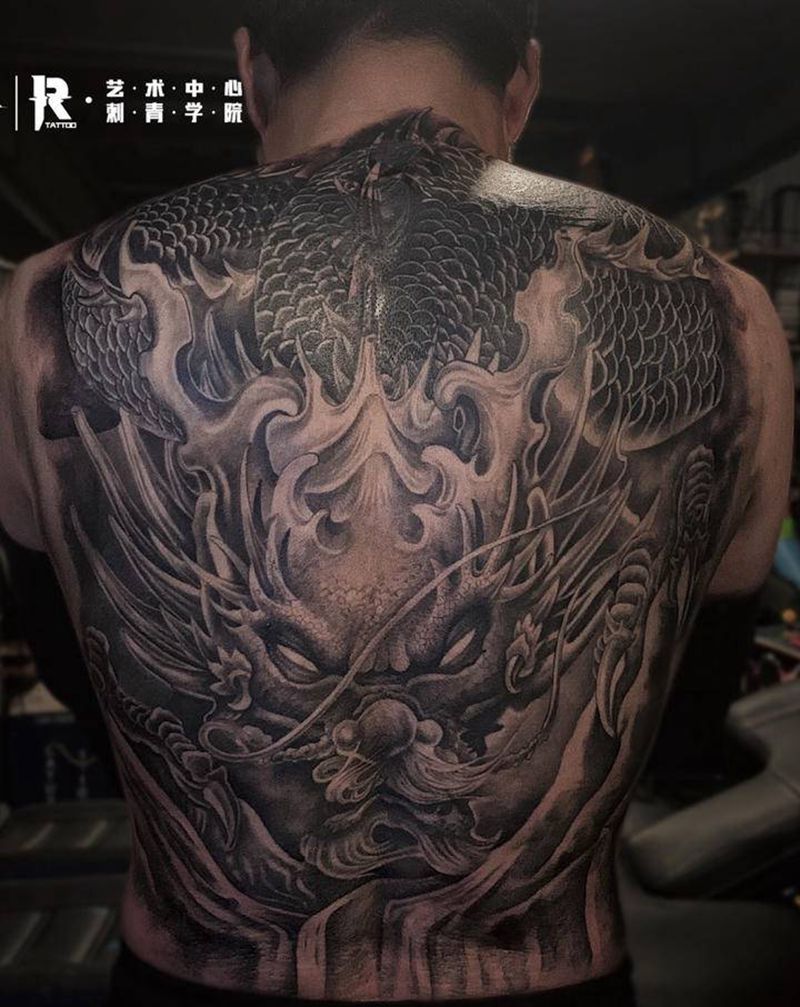 后背遮盖作品纹身图片_背部新传统遮盖纹身图案