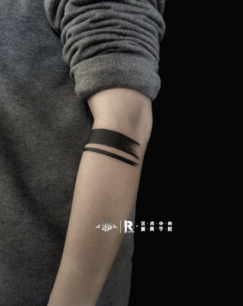 小黑条纹身图片_手臂水墨纹身图案