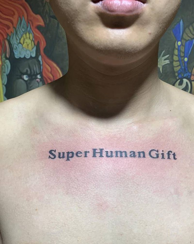 字母纹身图片_胸部纹身图案