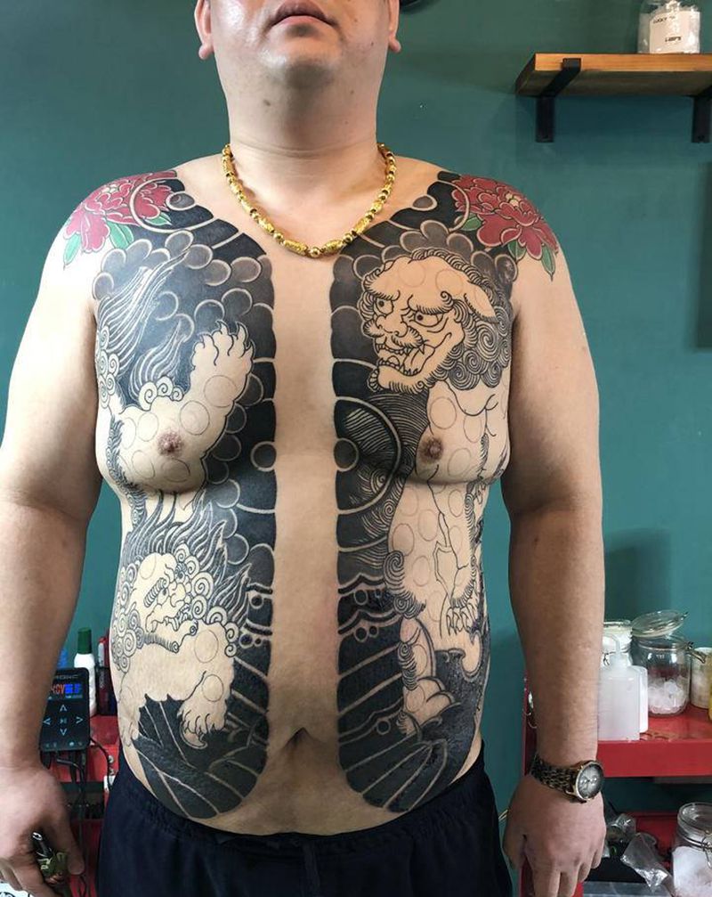 老传统开衫纹身图片_胸部老传统纹身图案