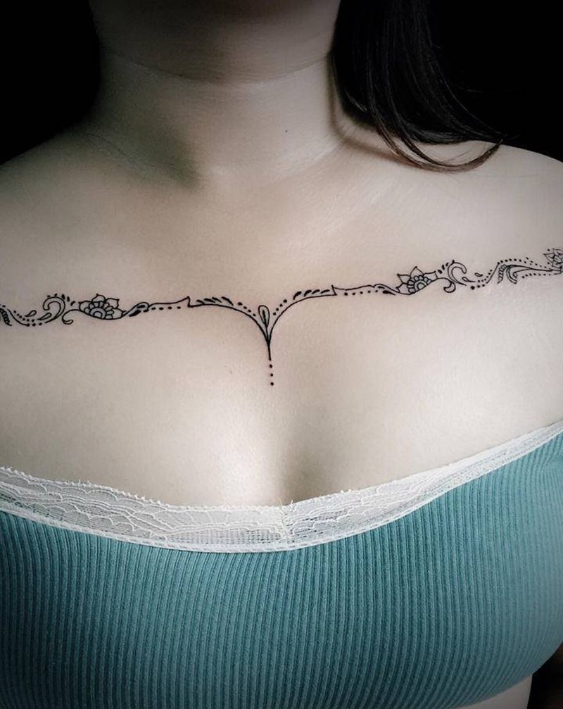 锁骨小图腾纹身图片_胸部肩部点刺几何纹身图案