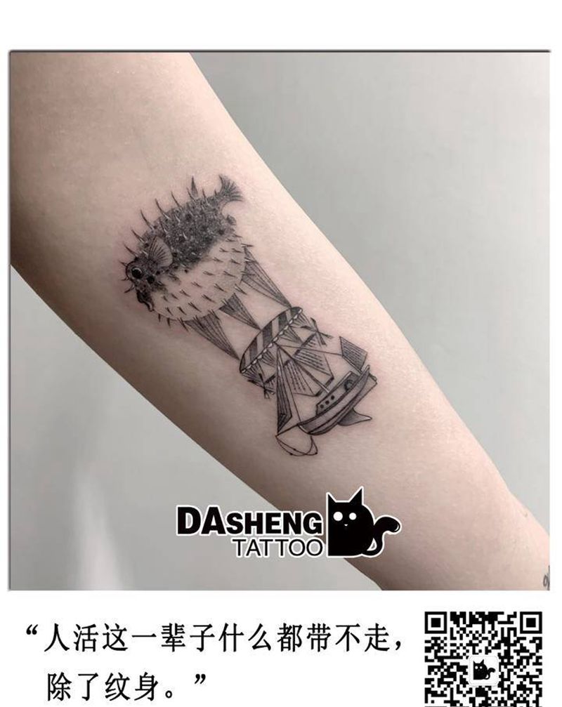 飞艇纹身图片_手臂点刺几何船河豚纹身图案