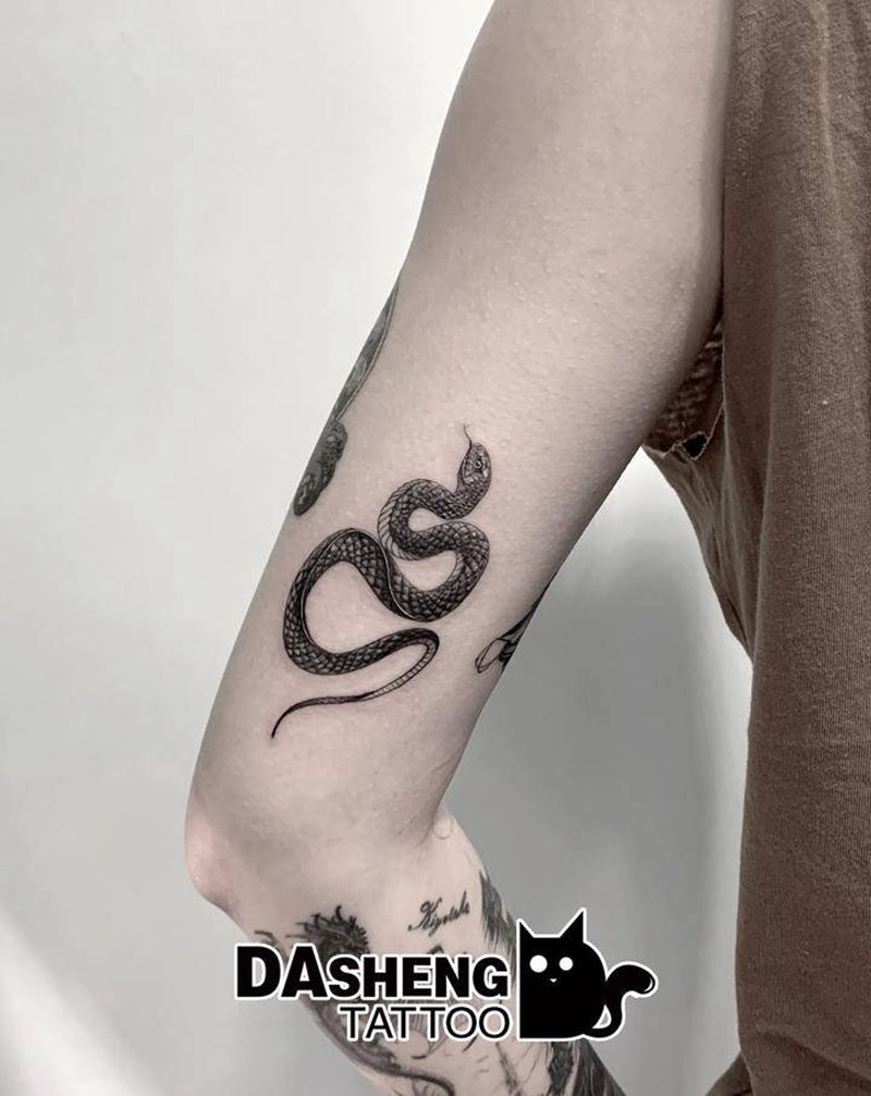 小蛇纹身图片_手臂点刺蛇纹身图案