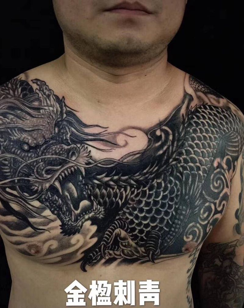 前胸遮盖大龙纹身图片_胸部肩部新传统欧美写实纹身图案