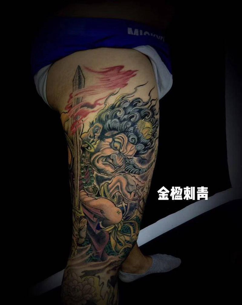 大腿不动明王纹身图片_臀部腿部新传统水彩纹身图案