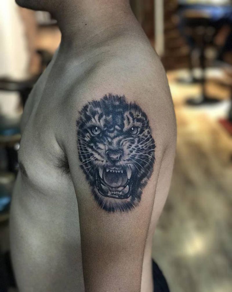 虎头纹身图片_肩部欧美写实纹身图案