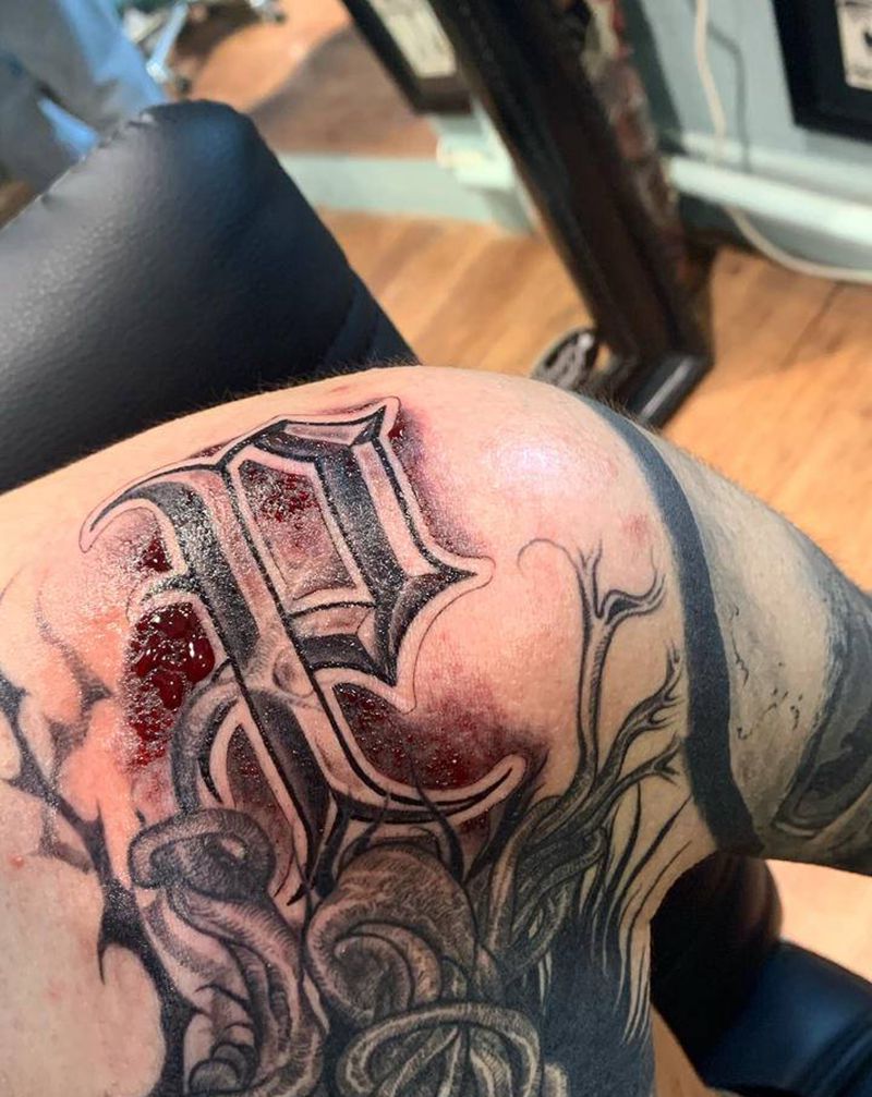 up纹身图片_肩部花体字纹身图案